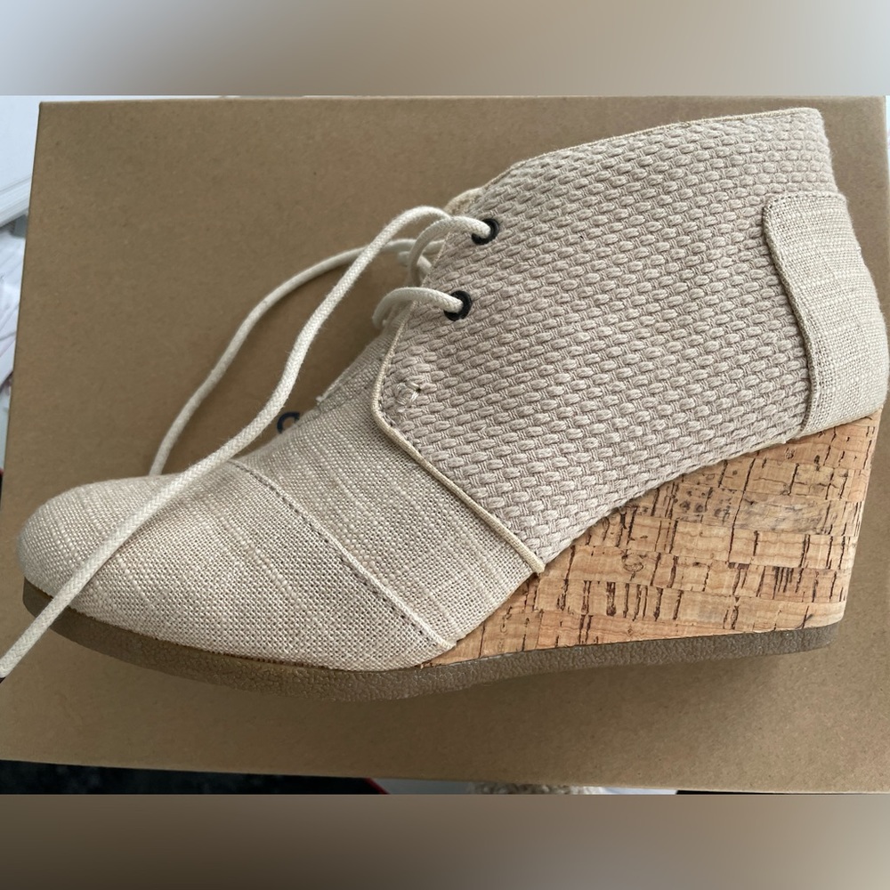 Toms wedges. Never Warn! Size 8